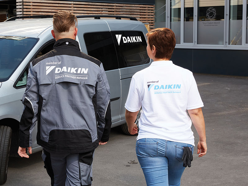 Daikin Servicetechniker gehen zum Service Auto